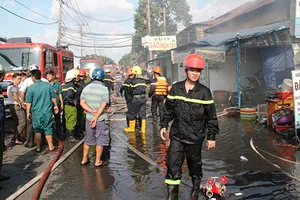 Cháy rụi dãy ki ốt ở Bến Bình Đông, một cô gái tử vong