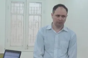 Dùng thẻ giả rút tiền, một người ngoại quốc lãnh 3 năm tù