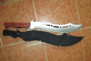 Kéo đến phòng trọ chém ba người trọng thương