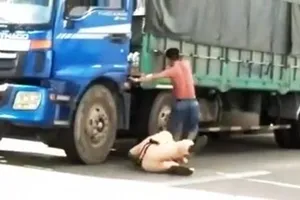 Tài xế đạp cảnh sát giao thông xuống đường bị khởi tố, bắt giam