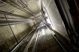 Tựa cửa thang máy, nam sinh viên rơi từ lầu 6 tử vong