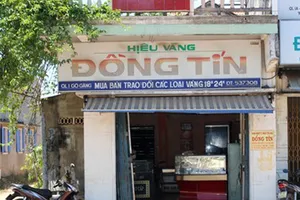 Xông vào đập bể tủ kiếng cướp tiệm vàng