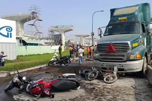 Ô tô đâm hàng loạt xe máy, cửa ngõ Sài Gòn kẹt cứng