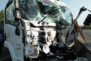 Húc đuôi xe tải, tài xế trọng thương trong cabin bẹp dúm