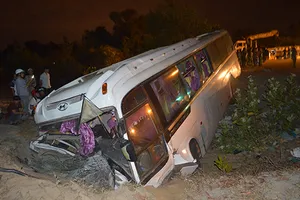 36 nhân viên Hồ Tràm Trip bị nạn trên chiếc xe lật nhào