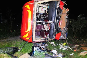 Xe đưa sinh viên, công nhân về quê đón tết lật bên quốc lộ 1A