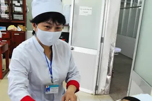 Pháo hoa bắn trúng, nhiều người bỏng mắt