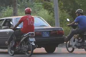 Ô tô biển xanh ‘nhờ’ hai xe máy đẩy chạy trên quốc lộ