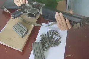 Ôm khẩu M16 dọa bắn dân phòng