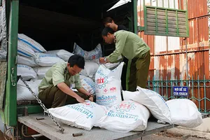 Cả trăm điện thoại lậu bị bắt giữ trên xe tải