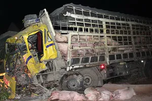 Xe tải tông ô tô khách, 3 người thương vong