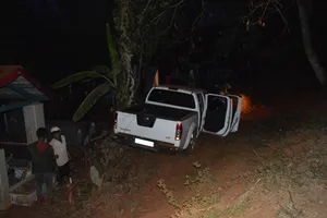 Ô tô tông người rồi đâm đầu vào nghĩa địa