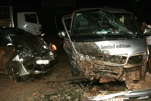 Ô tô khách đối đầu xe 7 chỗ, 5 người bị thương