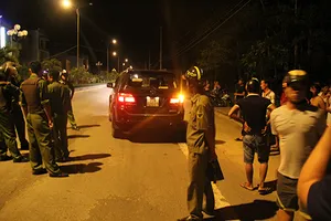 Hai nhóm đi 6 ô tô quyết chiến bằng súng điện, lựu đạn 