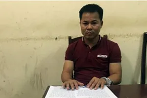 Tài xế taxi tranh thủ “chôm đồ” của khách say