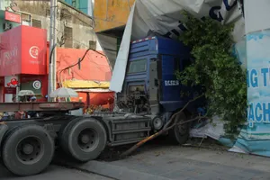 Container ‘cào’ dải phân cách, cắm vào tường giữa trung tâm Sài Gòn