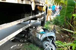 Xe tải kéo lê mô tô 150 m, 2 vợ chồng nhập viện