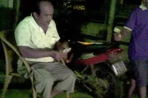 Bắt hai cha con thu tiền bảo kê trước cổng Coca-Cola