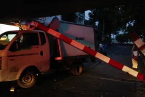 Xe tải mắc kẹt dưới dạ cầu Bùi Hữu Nghĩa, quận 1