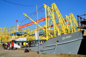 Đoàn tàu vỏ thép mang băng rôn chủ quyền vươn khơi