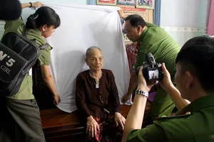 Công an đến nhà làm căn cước cho bà con ở Cần Giờ