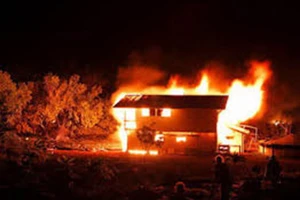 Tưới xăng đốt chồng rồi nhảy sông tự tử