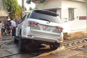 Ô tô kẹt trên đường ray khi đoàn tàu đang lao tới