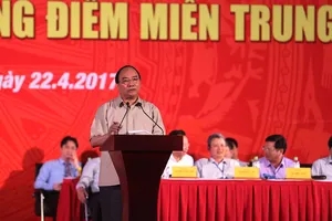 Thủ tướng trò chuyện với 2.000 công nhân miền Trung