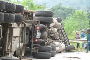 Xe container lật trúng người đi đường