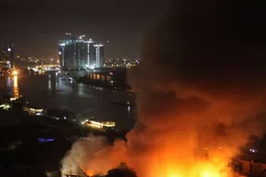 Cháy, nổ dữ dội kho gần cảng Sài Gòn