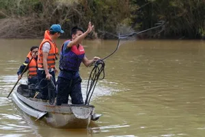 Lật xuồng, 5 người mất tích trên sông Krông Nô