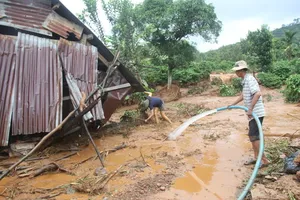 Vỡ đập, nhiều nhà dân bị cuốn trôi tài sản