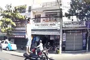 Tìm được người chạy xe máy bằng chân xôn xao dư luận