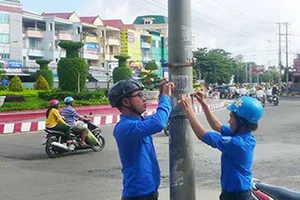Bình Phước mạnh tay với số điện thoại dán trên cột điện