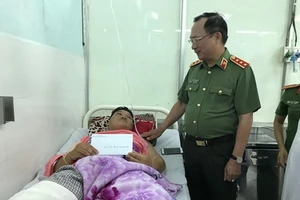 Thứ trưởng công an thăm 2 cảnh sát PCCC bị thương