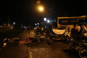 2 xe máy tông 1 người đi bộ khi CSGT đo hiện trường