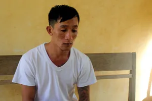 Chạy xe trên đường vắng bị kẻ xấu xô ngã, hiếp dâm