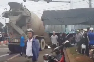 Xe bồn mất thắng tông 4 người khi dừng đèn đỏ