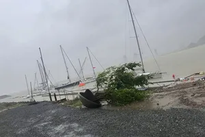 Bão số 12 làm hàng chục thuyền viên chìm xuống biển