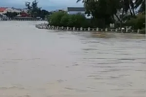 Lũ đang lên nhanh ở miền Trung