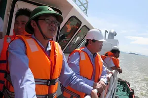 Thợ lặn khảo sát bãi ‘xác tàu’ ở Quy Nhơn