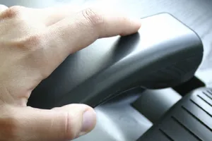 Bà cụ hưu trí bị công an dỏm lừa 100 triệu đồng