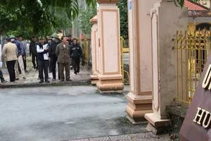 Hàng chục người dân kéo lên huyện kêu cứu nạn giang hồ