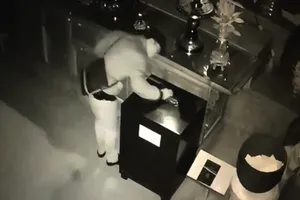 Camera ghi cảnh trộm phá hòm công đức ở Vũng Tàu