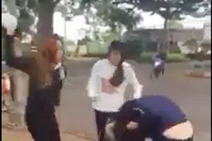 2 nhóm nữ sinh lớp 8 đánh nhau bằng nón bảo hiểm