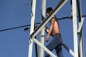 Nghi ngáo đá leo cột điện ở gần Bến xe Miền Tây