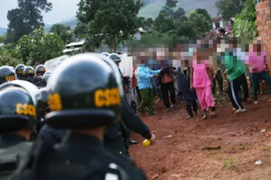 Đốt xăng, chém cảnh sát khi cưỡng chế thi hành án