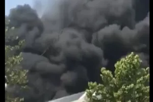 Cháy dữ dội kho phế liệu ở Bình Dương