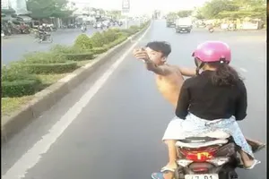 Thanh niên mình trần lạng lách trước đầu xe khách