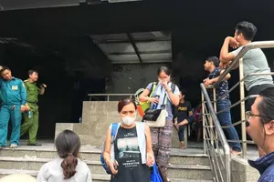 Cư dân Carina vạ vật sau đám cháy làm 13 người chết